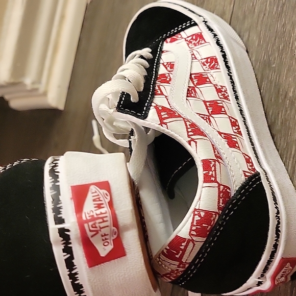 Womans VANS size 5, never worn - Picture 4 of 6